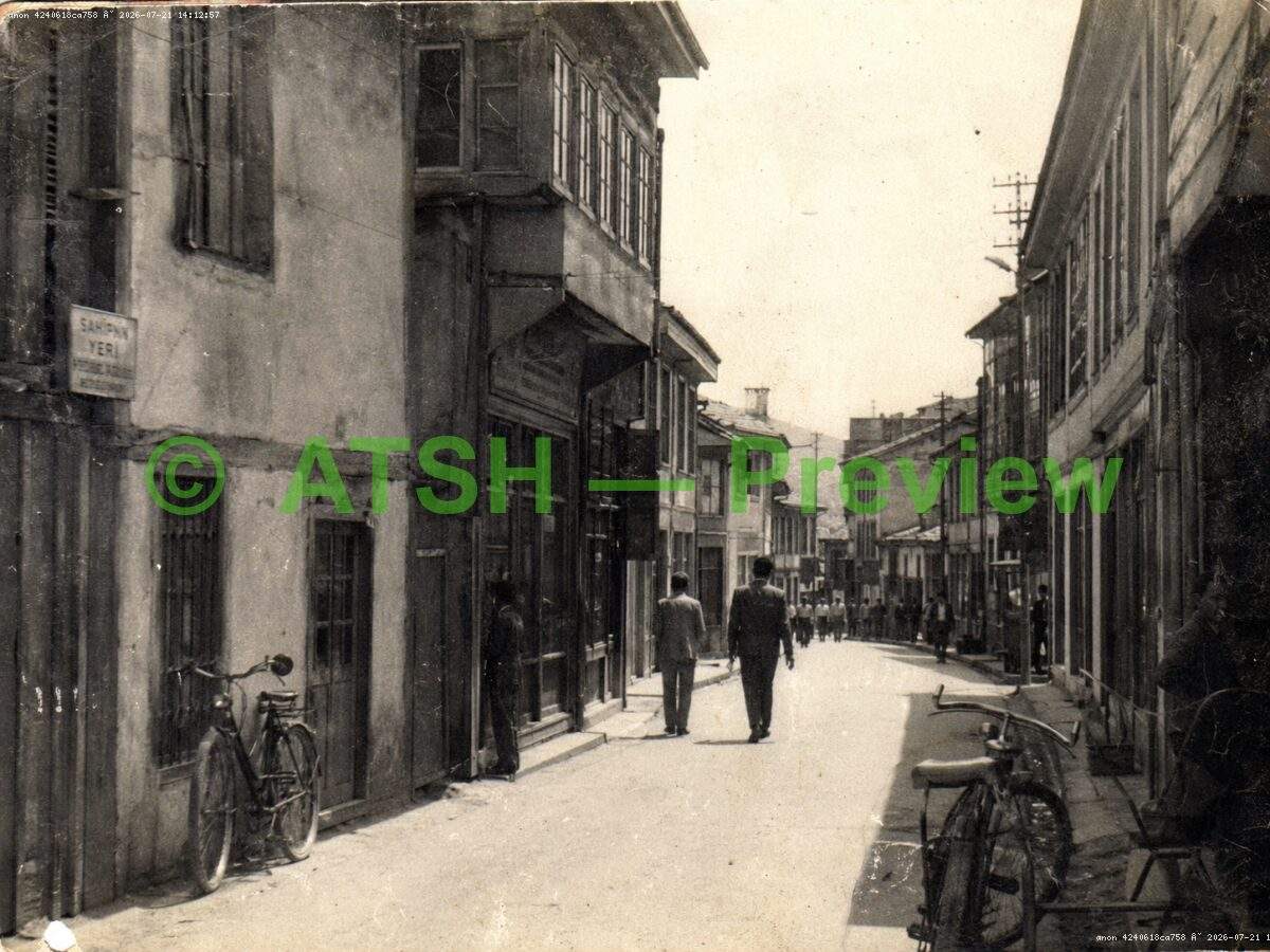 07_old_men_cafe_scene