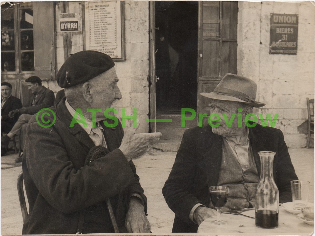 04_family_at_old_home