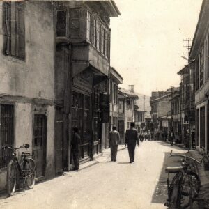 07_old_men_cafe_scene