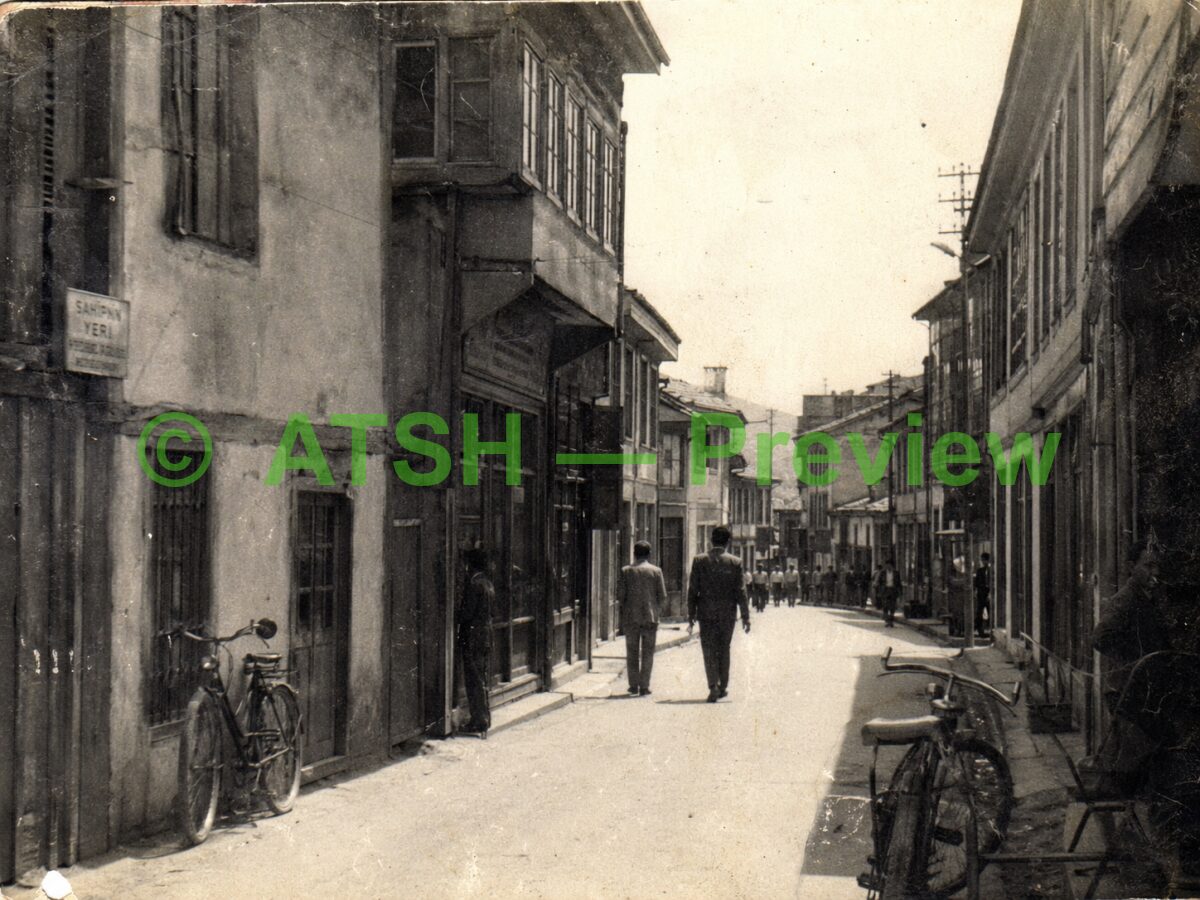 07_old_men_cafe_scene